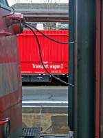 Zwischen Lok und Wagen durchgeguckt...und einen Tunnelrettungszug entdeckt ;) Und zwar in Kassel Hbf.