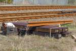 Am Wochenanfang abgeladene Schwellen, Schiene und Kleineisen in Weichennhe des Bahnhofs Torgelow, lassen fr die Nacht Bauarbeiten erwarten. - 22.04.2013