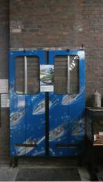 Ist das vielleicht eine Raumschiff Tür?
Nein dies ist eine Straßenbahn Tür einer Straßenbahn mit Lackierung vom Fantasia Land daher die Raumschiffe auf der Tür.
Thielenbruch Straßenbahn Museum am 09.03.2014