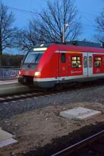 Detailansicht eines Triebwagenkopfes, in dem Fall ist es der 422 577-7 der als S8 nach Mönchengladbach Hbf in Kleinenbroich am Abend des 25.11.2014
