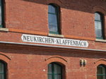 Fein restaurierte Ortsbezeichnung am Bf. Neukirchen-Klaffenbach ( bei Chemnitz).