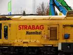 STRABAG Linsinger Schienenfräszug SF03 / 06 (Hannibal) (99 80 9427 003-5 D-STRA) Aufschrift am 19.11.17 in Hanau Hbf vom Bahnsteig aus fotografiert