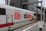 DB Fernverkehr und Ferrero Duplo Werbung an ICE1 (401 512-9) am 27.01.18 in Frankfurt am Main Hbf 