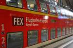 Aufschrift auf Doppelstockwagen des FEX - Aufnahme vom 15.11.2020 in Berlin Hbf tief