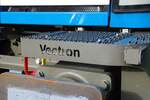 Vectron Schriftzug an PRESS Siemens Vectron DualMode 248 105-9 abgestellt in Hanau Hbf Südseite am 04.02.23 vom von einem Gehweg aus fotografiert