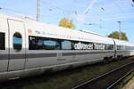 Die Anschriften und die Logos der Kooperationspartner am DB Systemtechnik 605 017-2  advanced TrainLab , beim Betriebshalt am 19.10.2026 in Magdeburg-Neustadt.