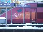 Ein bei Eis und Schnee von Kln kommender Thalys kurz vor der weiterfahrt im Aachener Haubtbahnhof