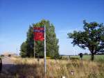 Dessow (stillgelegte KBS 209.53 Neustadt/Dosse-Neuruppin), Bahnhofssschild auf Bahnhofsgelnde (26.08.2009)