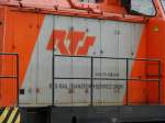 Das RTS Logo an der Lok 203 501 am 11.10.14 in Neckargemünd durch den Bauzaun fotografiert