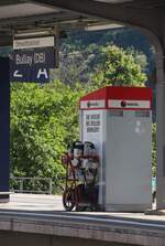 Na das passte einfach zu gut um es sich entgehen zu lassen:  Diese Woche ins Rollen bringen? -Werbung an einem Verkaufsautomaten mit einem davor abgestelltem Verkaufs-Wägelchen aus einem RE11 der