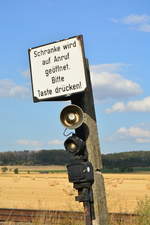Blick auf die Anrufsäule der Anrufschranke bei Börnecke. Nur selten verkehrt hier mal der Bauer. 

Börnecke 27.07.2019