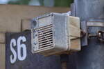 In Wellen am Bahnübergang hängen noch die originalen Boxen für den elektronischen Gong von 1993.