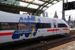 K�ln Hbf, 13.06.2026, 17:23 Uhr: ICE4 9223 (812 223-2) mit der Beklebung  Gemeinsam sicher unterwegs - Wir gratulieren zu 75 Jahren Bundespolizei  beim Halt auf Gleis 9.