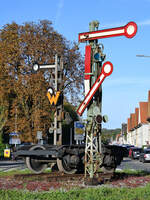 Die auf einer Kreisverkehrsinsel in Duisburg-Wedau zusammen mit einem Drehgestell aufgestellten Formsignale sollen an die Eisenbahn-Vergangenheit des Stadtteils erinnern.