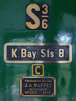 Fabrikschilder an der 1912 gebauten Dampflokomotive S 3/6 3634, welche im Verkehrszentrum des Deutsches Museums München ausgestellt ist.