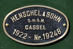 Im Bild das Fabrikschild der Dampflokomotive Niedersachsen.