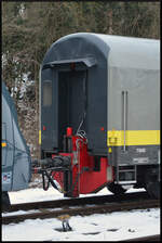 ERC.D GmbH Kuppelwagen CH-CBB 51 85 89-95 161-6 Dmz am 31.01.2026 im Bahnhof Kitzingen. Das Wagenende mit höhenverstellbarer Spezialkupplung. Der Waggon ist für 200 km/h und den Verkehr in Deutschland, Frankreich, Schweden, Polen, Österreich sowie der Schweiz zugelassenen. Außerdem darf das Fahrzeug trajektiert werden.