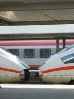 Kupplung zwischen zwei ICEs, dahinter ein Wagen des EC nach Verona P.N.