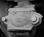 12. September 2008, Ilmenau. Auf den Abstellgleisen vor dem Lokschuppen stehen Fahrzeuge der Rennsteigbahn, teilweise in desolatem Zustand. Ein Achslagerdeckel des Hecht-Gepäckwagens, hergestellt im VEB Waggonreparatur Stassfurt, Aufschrift:  LOWA Stassfurt 1955 .