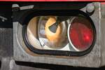 Hier zusehen ist das untere linke Spitzenlicht und Schlusslicht sowie die Leuchtmittel von D-GERA 232 093-5, diese stand am 04.10.2026 im L�becker Hbf (AL).