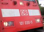 Die Scheinwerfer von 101 030 in Aktion.
