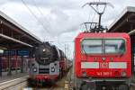 Hbf Stralsund auf Gleis 3 steht eine 143er Lok des Regionalzuges von und nach Neustrelitz (in diesem Augenblick) mit beiden  Bügeln oben  und der eingefahrene Sonderzug mit der Lok 01 0509