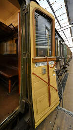 Eine der vielen Türen des 1920 gebauten preußischen Abteilwagens 4033  Halle , so gesehen Ende April 2025 im Eisenbahnmuseum Bochum.