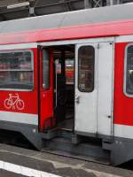 Die unverkennbaren Türen der DB Regio N-Wagen am 21.11.15 in Frankfurt am Main Hbf