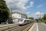 Triebzug 9201 (412 201) mit Werbung für die Handball-EM 2024 fährt als ICE 940 durch den Bahnhof Kamen (05.07.2023) 