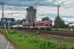 Im Retro-Lack �berf�hrt 132 618-0 (232 618-9) am sp�ten Nachmittag des 20.07.2026 mit einem gemischten G�terzug eine der Eisenbahnbr�cken �ber der Elbe, vorbei am Elbtower.