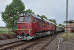 Der Arnstadter Taigatrommel 120 274 rangiert am 22 Augustus 2026 mit einige ex-DR ReKo Wagen ins Bw Chemnitz-Hilbersdorf w�hrend das 33.Heizhausfest dort. Die Wagen sollen sp�ter mit ein andere Taigatrommel ein Parallelfahrt mit ein Dampfzug machen zwischen Chemnitz-Hilbersdorf und Oederan �ber Fl�ha.
