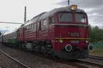 Der Lokf�hrer von EBS V 200 507 wartet am grauen Samstag 22 Augustus 2026 ins Bw Chemnitz-Hilbersdorf weitere Rangieraufgaben ab bevor er mit einige ex-DR Reisewagen auf Parallelfahrt geht sp�ter dessen Tag. 