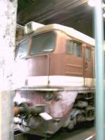 V200 001 steht am 30.04.05 in einer sehr dunklen Ecke des eheml.