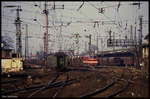 120141 wartet im Güterbereich des Bahnhof Dessau am 18.3.1990 vor einem Güterzug auf die Weiterfahrt.
