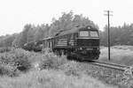 29. August 1985, an der Ostsee bei Neubukow auf der Strecke Wismar - Rostock begegnete mir Lok 120 180 mit diesem kurzen Güterzug.