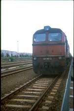 DR 120 355-3 1987 bei der Durchfahrt durch den Bahnhof Berlin - Ahrensfelde. Hinwei: Eingescanntes Dia