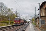 120 274 mit 41 1144 und am Schluss 50 3648 auf der Überführung zum Dampfloktreffen nach Dresden passiert am 14. April 2023 den Hp Falkenau Süd