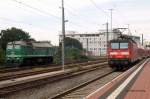 Whrend 143 268 mit zwei Doppelstockeinheiten auf Gleis 3 steht fhrt auen die  Taigatrommel  120 005 von ITL durch - Dresden-Hbf, 17.08.2004   
