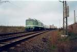 Die grne Taigatrommel 120 004 im Oktober 1999 im Einfahrbereich zum Fhrhafenbahnhof Mukran.