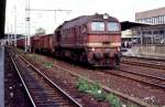 120 160-7 Berlin-Lichtenberg im August 1989 mit einem Gterzug Richtung Frankfurter Allee durchfahrend