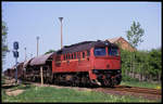 120108 rangiert hier am 5.5.1990 um 12.08 Uhr in Rackith auf der KBS 218 ihren Güterzug zusammen.