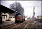 DR 220328-9 fährt hier solo am 21.3.1992 durch den Bahnhof Aschersleben.