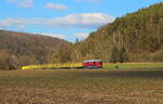 Wohl der erste richtige Einsatz der neu aufgearbeiteten EBS V200 507 mit Leerholzzug bei sonnigem Wetter bei Trebgast am 27.02.2022. Ziel des DGS 69481 von Saalfeld ist Parkstein-Hütten.