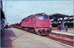 Zum Fest mal ein paar Bilder deutscher Bahnen: Dieses Bild entstand in der DDR, es zeigt die DR 120 337-1 die mit einem langen Güterzug die in Güstrow auf die Weiterfahrt wartet.