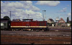 Im ehemaligen Grenzbahnhof der DDR steht hier am 16.9.1990 DR 110699 vor einem Personenzug in Richtung Stendal.