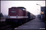 110608 vor dem Personenzug nach Feldberg hier am 4.10.1991 an Hausbahnsteig im Bahnhof Neustrelitz Süd.