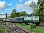 DB Museum V100 003 (92 80 1201 003-1 D-LDK) mit dem DZ 28971  Salzland-Express  der Eisenbahnfreunde vom Traditionsbahnbetriebswerk Staßfurt e.V. nach Magdeburg Hbf, am 13.09.2025 in Karsdorf Bbf. Der Zug verkehrte zum Winzerfest Freyburg ins Unstruttal.