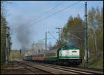 Die Diesellok V100 003 (NVR: 92 80 1201 003-1 D-DB, DB Museum Nürnberg) schob am 18.04.2026 den von UEF 58 1111 (NVR: 90 80 0058 311-6 D-UEF) geführten GleisGlück-Sonderzug DZ 88724 Chemnitz - Schlettau - Chemnitz hier auf Sachsen-Franken-Magistrale in Niederwiesa nach. 