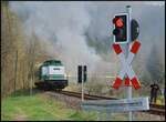Die Diesellok V100 003 (NVR: 92 80 1201 003-1 D-DB, DB Museum Nürnberg) schob am 18.04.2026 den von UEF 58 1111 (NVR: 90 80 0058 311-6 D-UEF) geführten GleisGlück-Sonderzug DZ 88724 Chemnitz - Schlettau - Chemnitz hier in Dittersdorf das Zwönitztal hinauf nach.