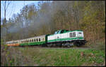 Die Diesellok V100 003 (NVR: 92 80 1201 003-1 D-DB, DB Museum Nürnberg) schob am 18.04.2026 den von UEF 58 1111 (NVR: 90 80 0058 311-6 D-UEF) geführten GleisGlück-Sonderzug DZ 88724 Chemnitz - Schlettau - Chemnitz hier in Einsiedel das Zwönitztal hinauf nach.